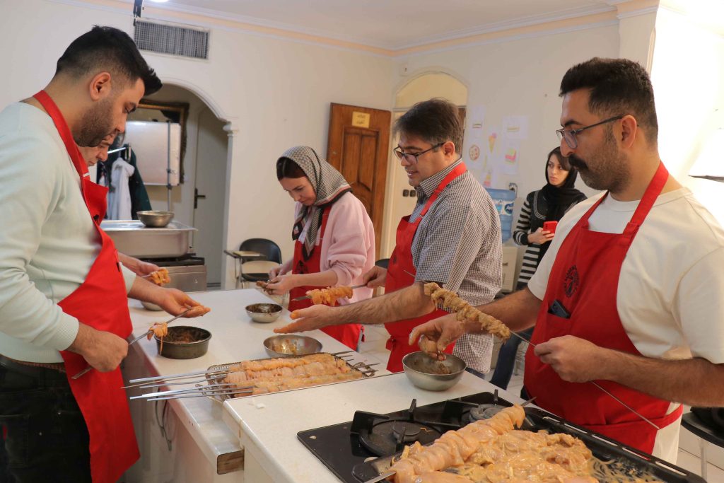 کار عملی هنرجویان کلاس آموزش کباب زنی و تخته کاری در آموزشگاه آشپزی شیرین بیان